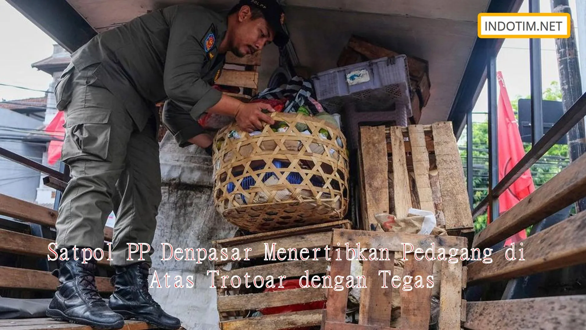 Satpol PP Denpasar Menertibkan Pedagang di Atas Trotoar dengan Tegas