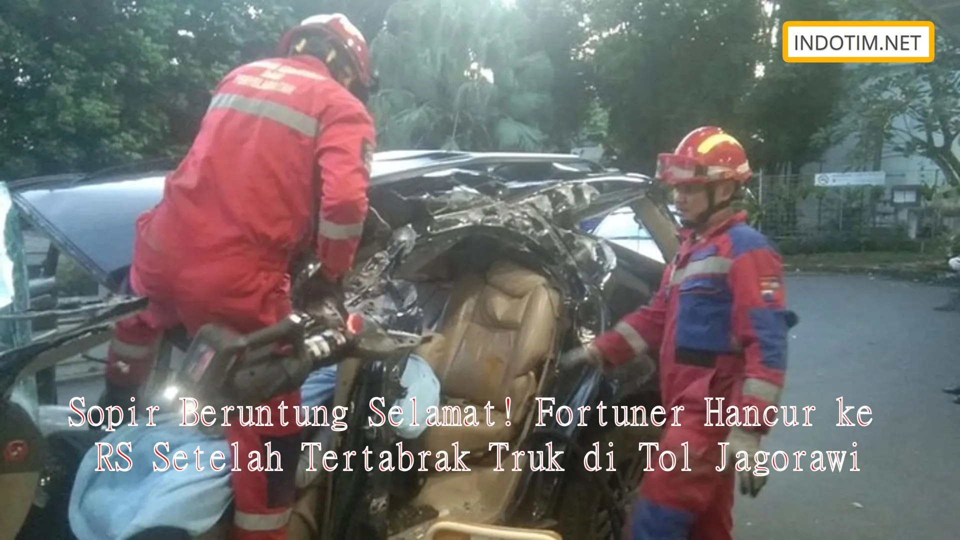 Sopir Beruntung Selamat! Fortuner Hancur ke RS Setelah Tertabrak Truk di Tol Jagorawi