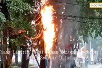 Tiang Listrik Dekat Taman Menteng Terbakar, Jalan Sekitar Ditutup