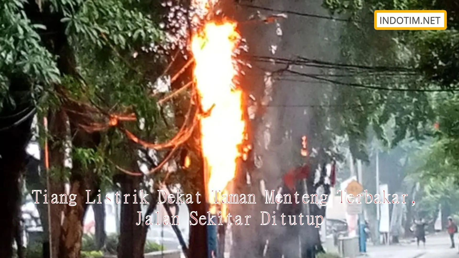 Tiang Listrik Dekat Taman Menteng Terbakar, Jalan Sekitar Ditutup