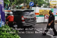 Trafik Terhambat akibat Proyek Saluran Limbah, Jalan Cikini Macet Parah