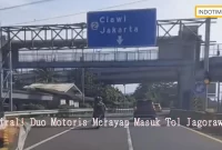 Viral! Duo Motoris Merayap Masuk Tol Jagorawi