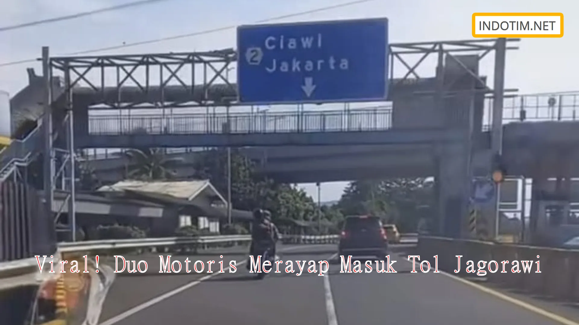 Viral! Duo Motoris Merayap Masuk Tol Jagorawi