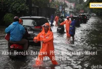 Aksi Heroik Petugas PPSU Mengatasi Macet Akibat Banjir