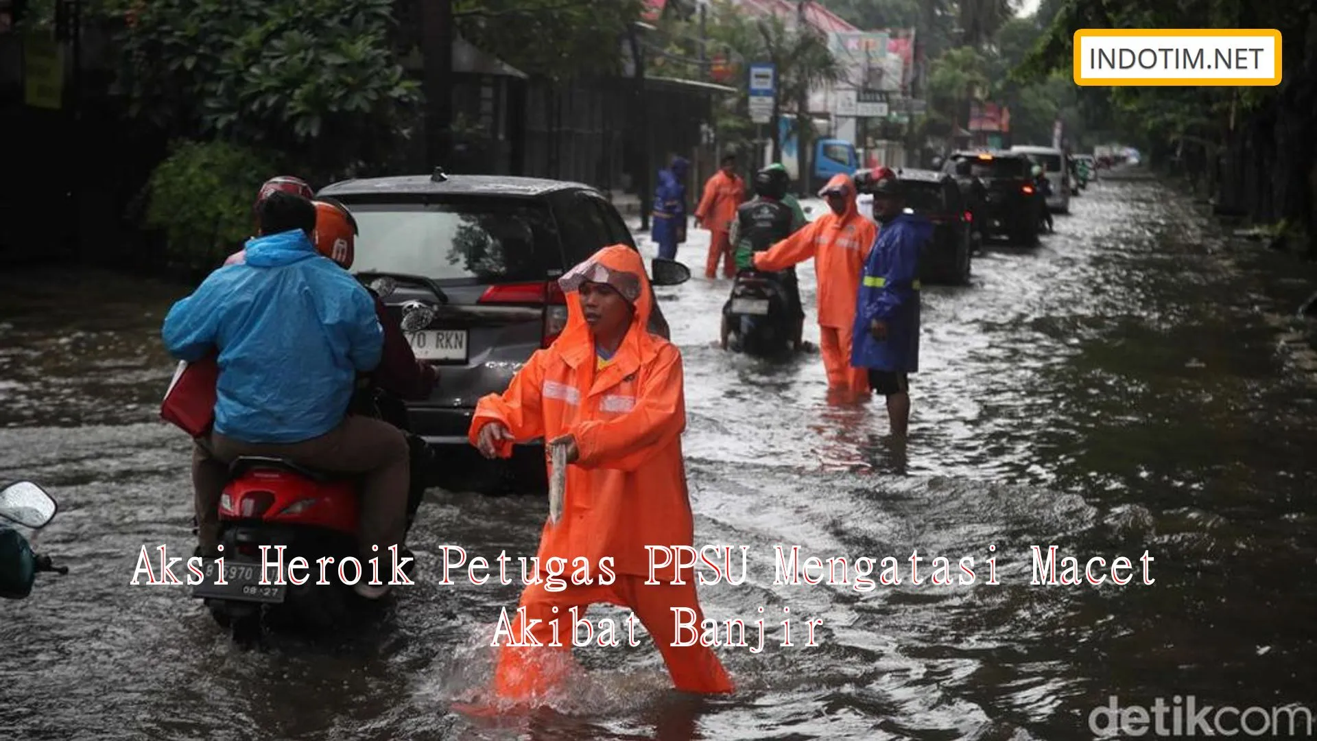 Aksi Heroik Petugas PPSU Mengatasi Macet Akibat Banjir