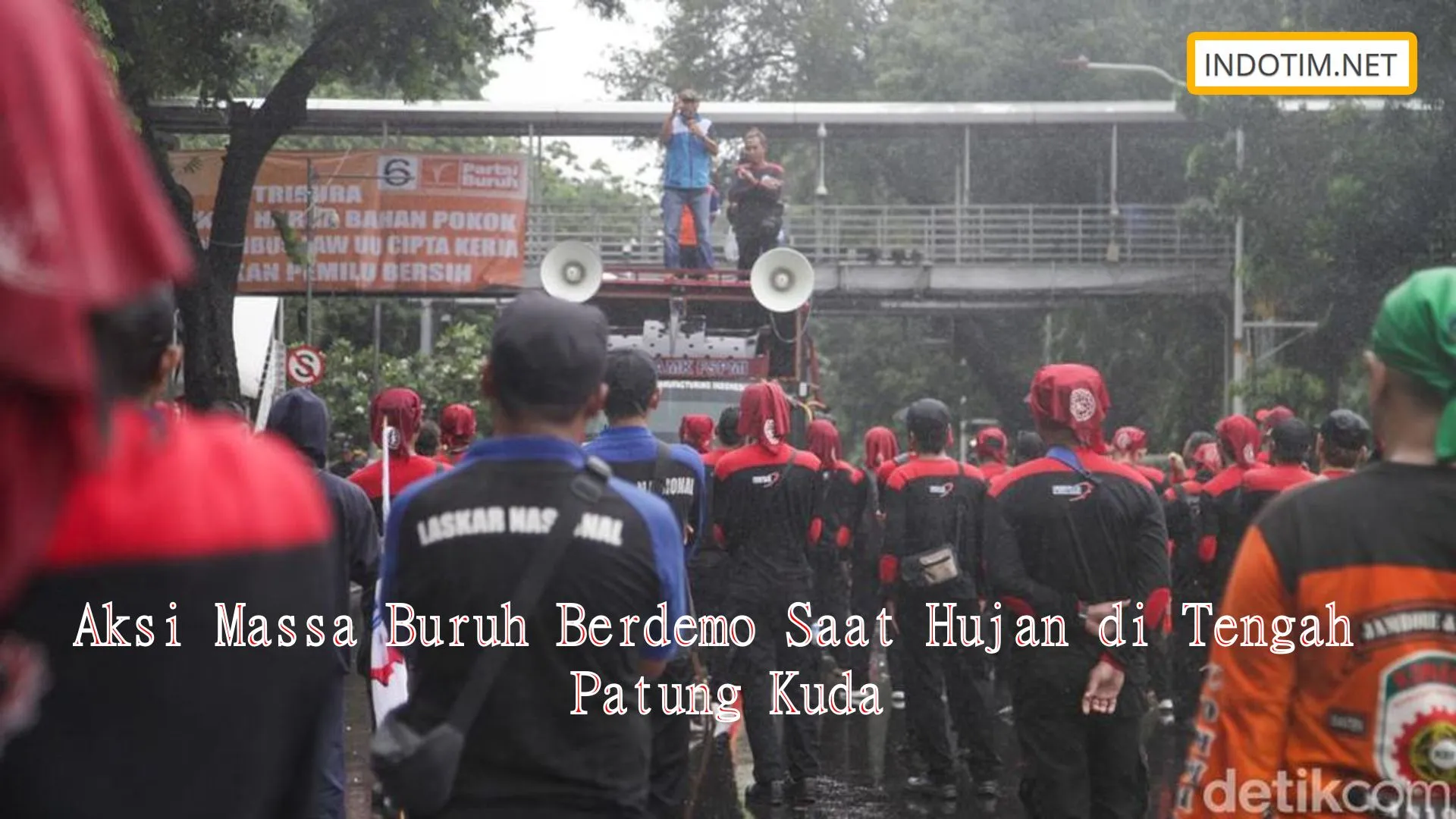 Aksi Massa Buruh Berdemo Saat Hujan di Tengah Patung Kuda