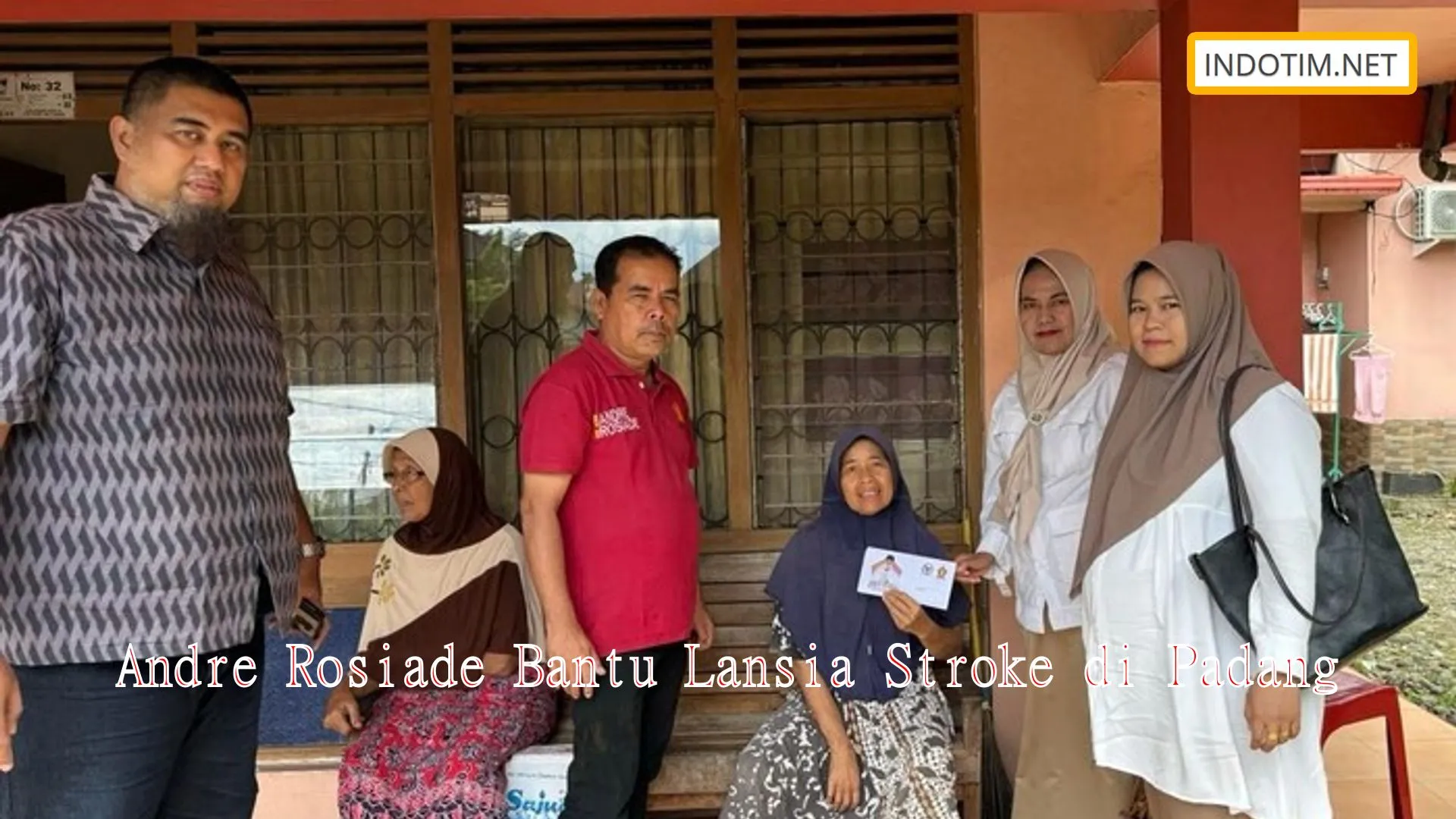 Andre Rosiade Bantu Lansia Stroke di Padang