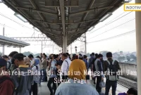 Antrean Padat di Stasiun Manggarai di Jam Sibuk Pagi