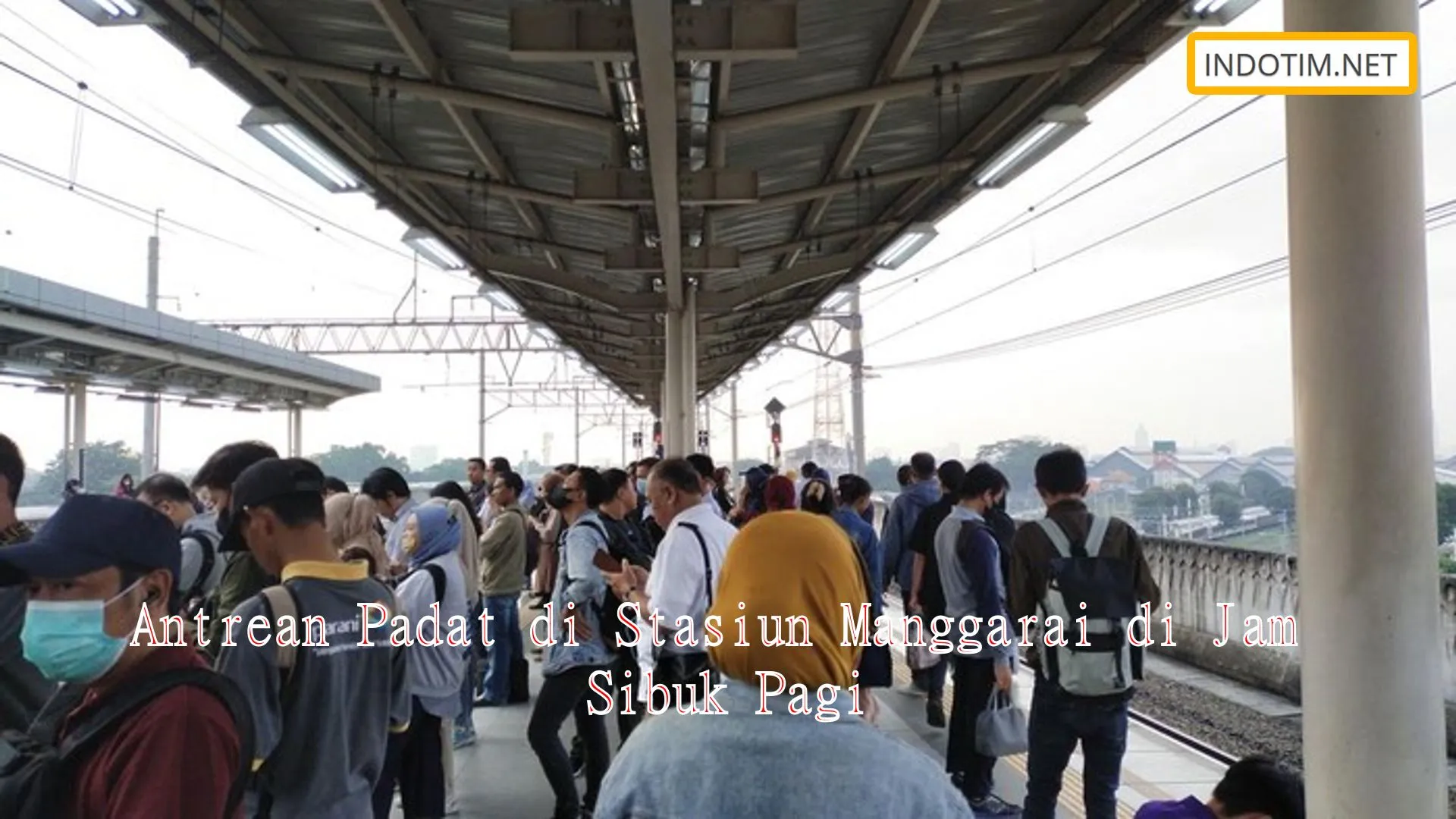 Antrean Padat di Stasiun Manggarai di Jam Sibuk Pagi
