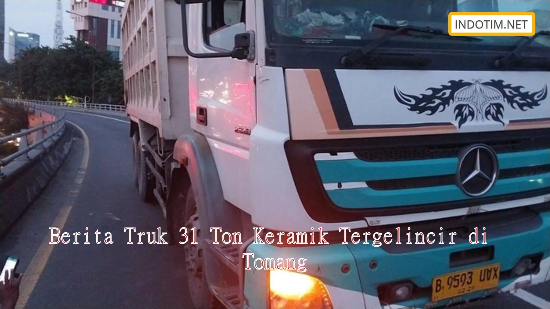 Berita Truk 31 Ton Keramik Tergelincir di Tomang