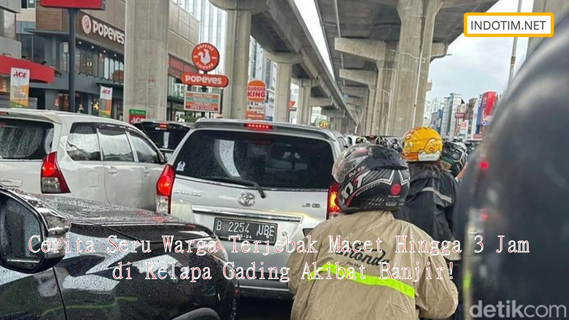 Cerita Seru Warga Terjebak Macet Hingga 3 Jam di Kelapa Gading Akibat Banjir!