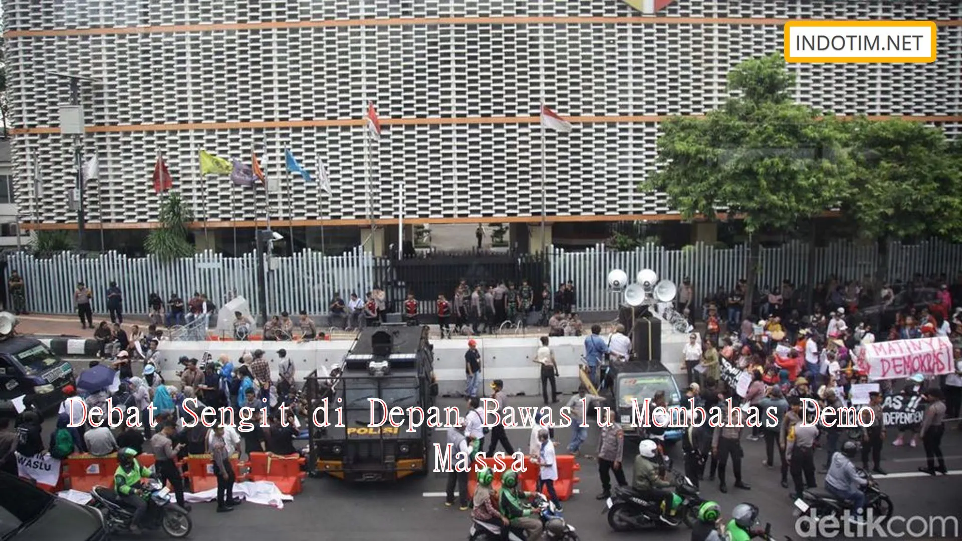 Debat Sengit di Depan Bawaslu Membahas Demo Massa