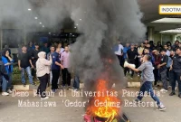 Demo Ricuh di Universitas Pancasila: Mahasiswa 'Gedor' Gedung Rektorat!