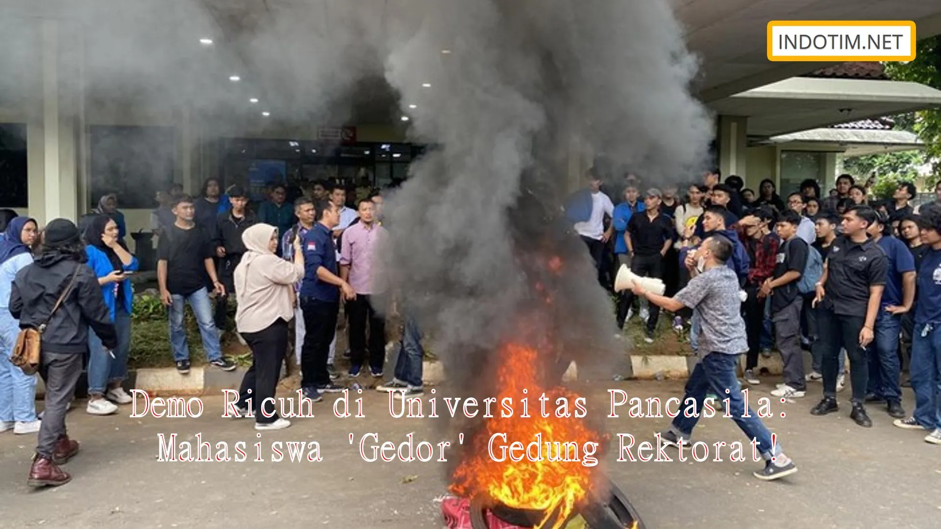 Demo Ricuh di Universitas Pancasila: Mahasiswa 'Gedor' Gedung Rektorat!