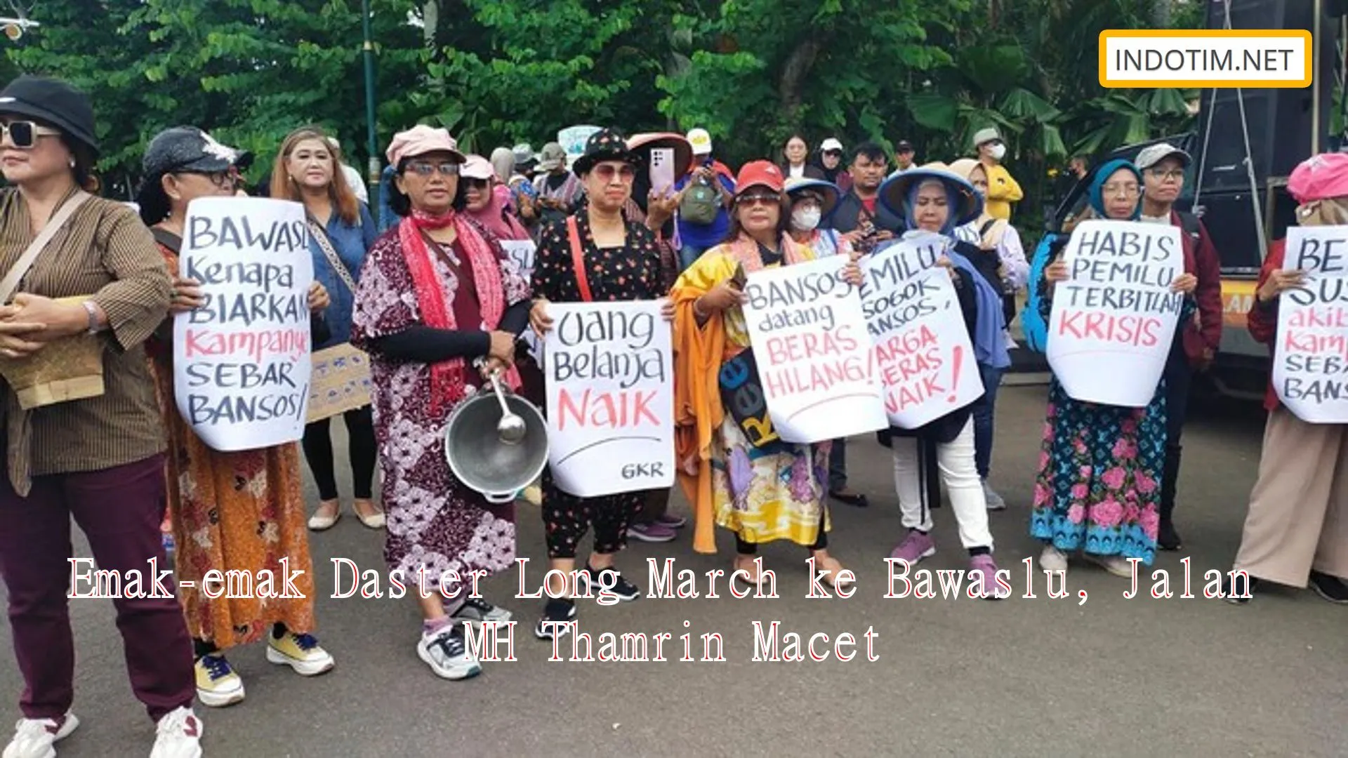 Emak-emak Daster Long March ke Bawaslu, Jalan MH Thamrin Macet