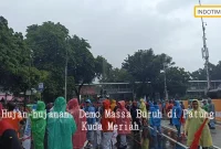 Hujan-hujanan: Demo Massa Buruh di Patung Kuda Meriah