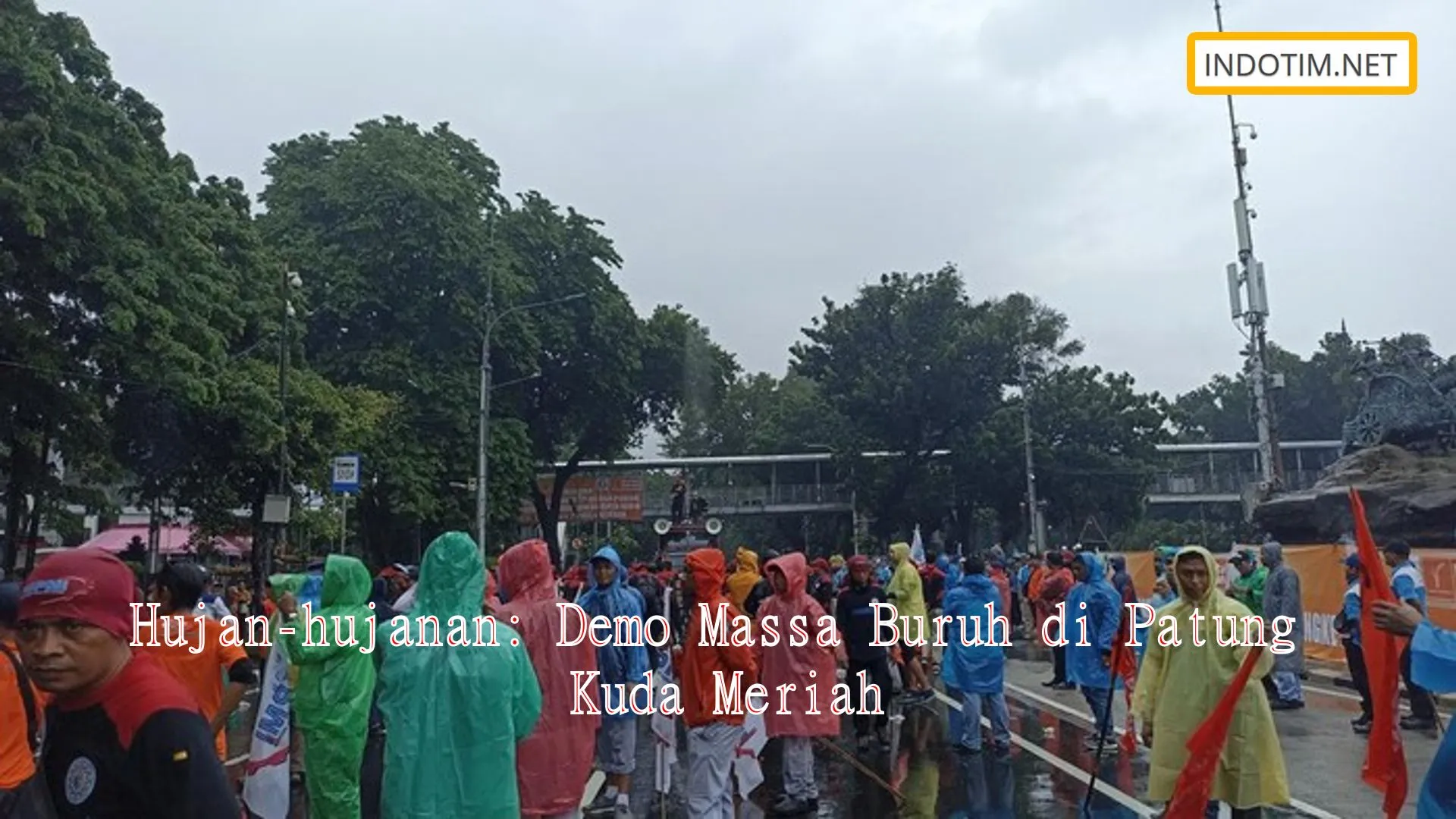 Hujan-hujanan: Demo Massa Buruh di Patung Kuda Meriah