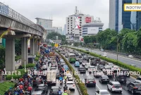 Jakarta 'Dibanjiri' Hujan, Jalan MT Haryono Macet Total