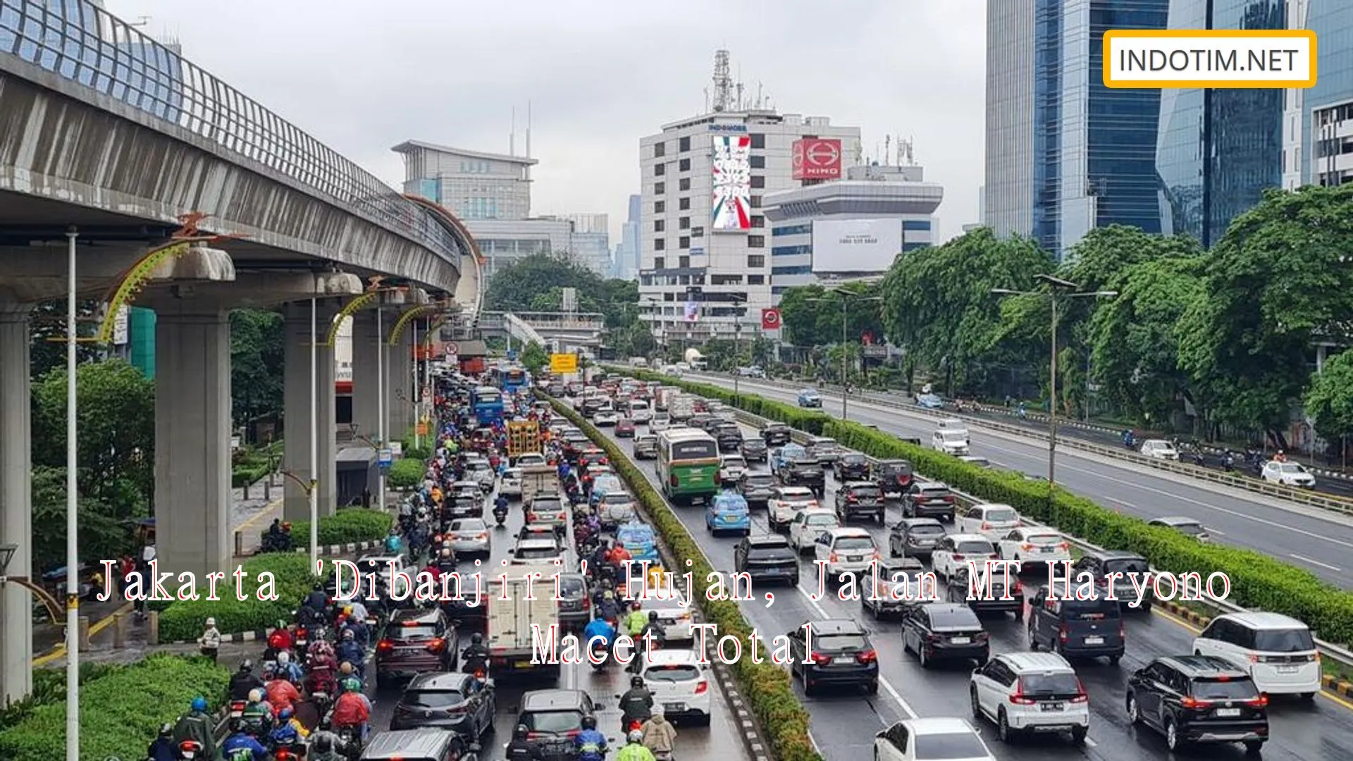 Jakarta 'Dibanjiri' Hujan, Jalan MT Haryono Macet Total