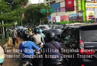 Jalan Raya Bogor-Cililitan Terjebak Macet, Pemotor Senggolan hingga Invasi Trotoar