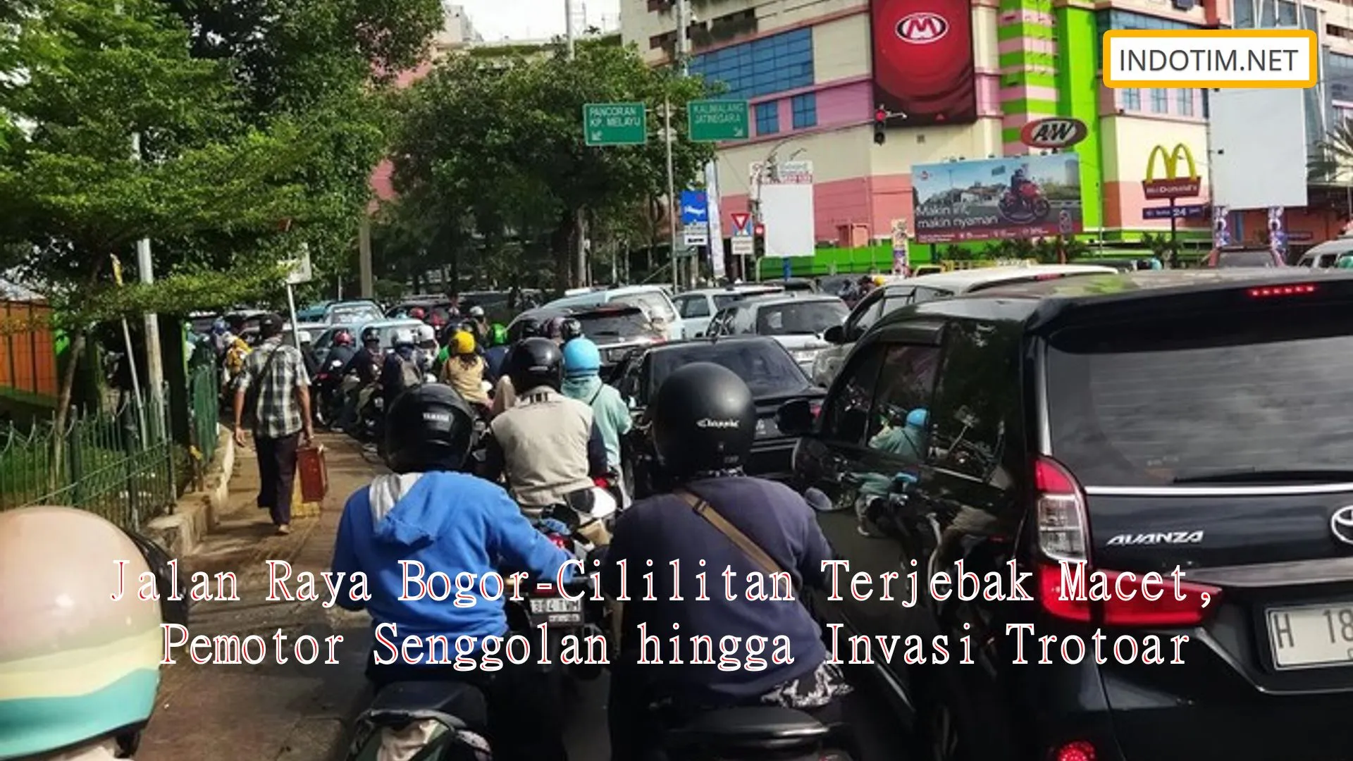 Jalan Raya Bogor-Cililitan Terjebak Macet, Pemotor Senggolan hingga Invasi Trotoar