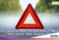 Lalu Lintas di Jalur Tol Kota Menuju Cawang Padat karena Imbas Gangguan Truk