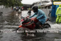 Pengendara Motor Melawan Arus di Tanjung Priok