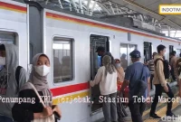 Penumpang KRL Terjebak, Stasiun Tebet Macet!