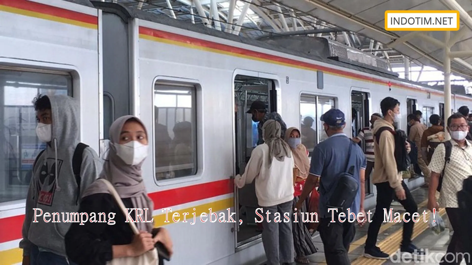 Penumpang KRL Terjebak, Stasiun Tebet Macet!