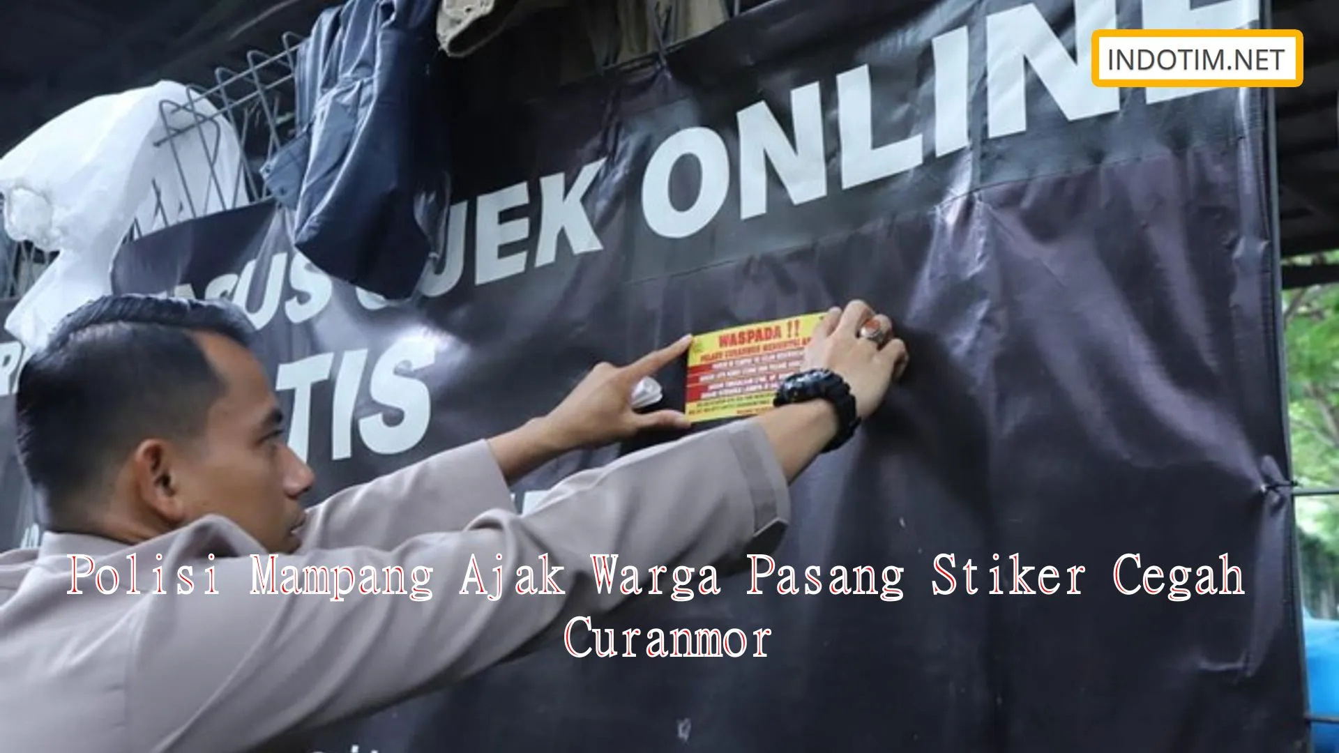 Polisi Mampang Ajak Warga Pasang Stiker Cegah Curanmor