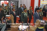 Potret Prabowo Berseragam Resmi Saat Terima Penghargaan Jenderal TNI