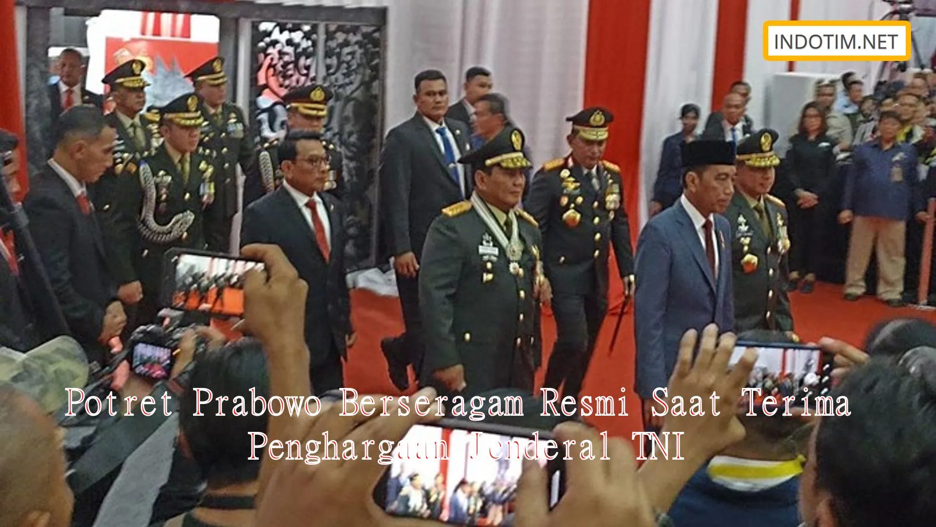 Potret Prabowo Berseragam Resmi Saat Terima Penghargaan Jenderal TNI