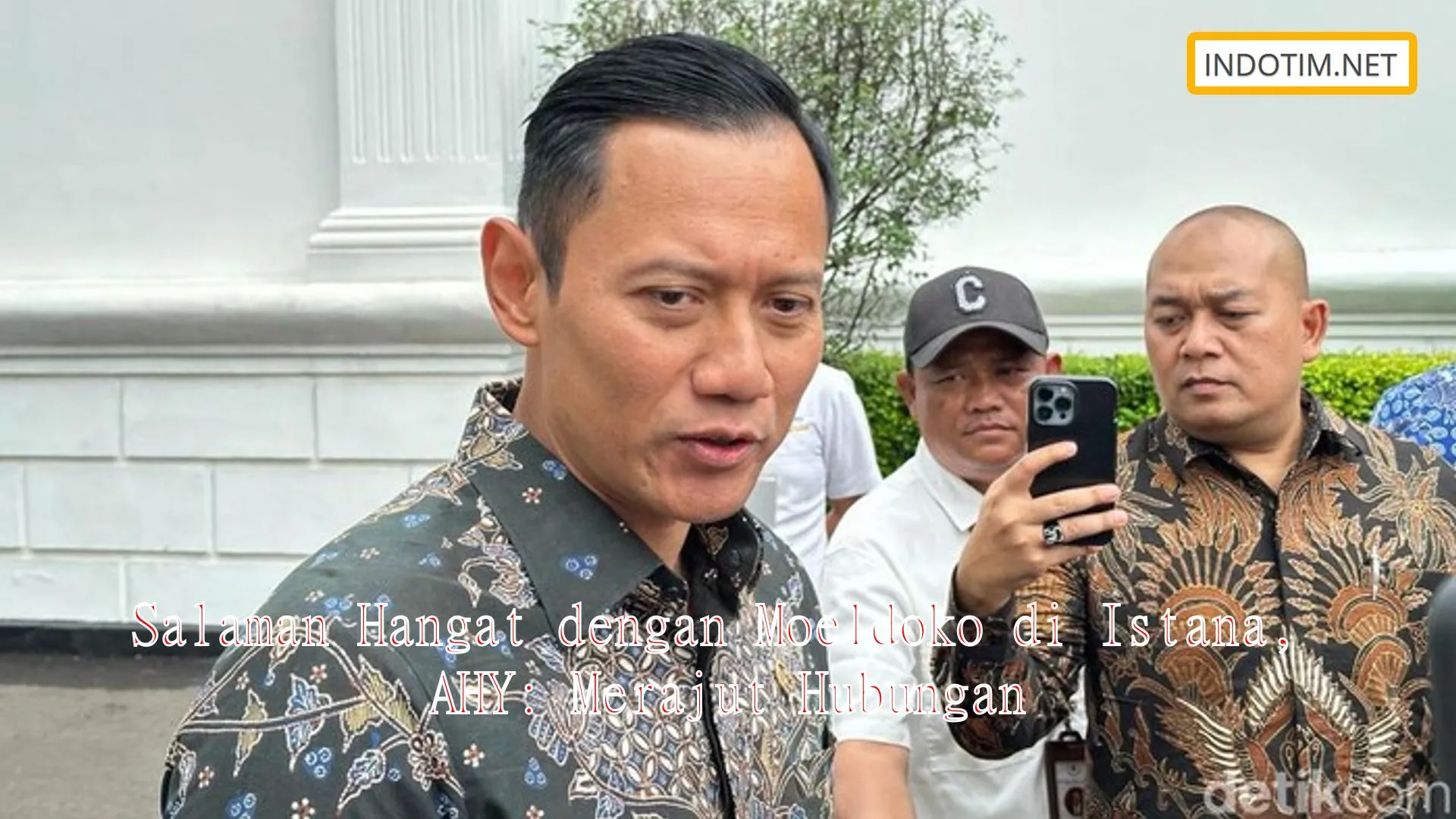 Salaman Hangat dengan Moeldoko di Istana, AHY: Merajut Hubungan