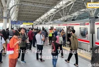 Stasiun Cikini Padat, KRL Terganggu Akses di Manggarai