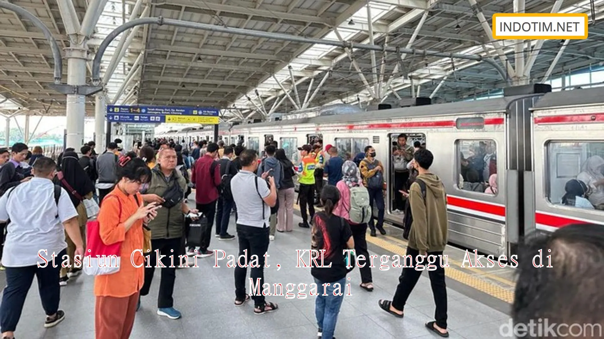 Stasiun Cikini Padat, KRL Terganggu Akses di Manggarai