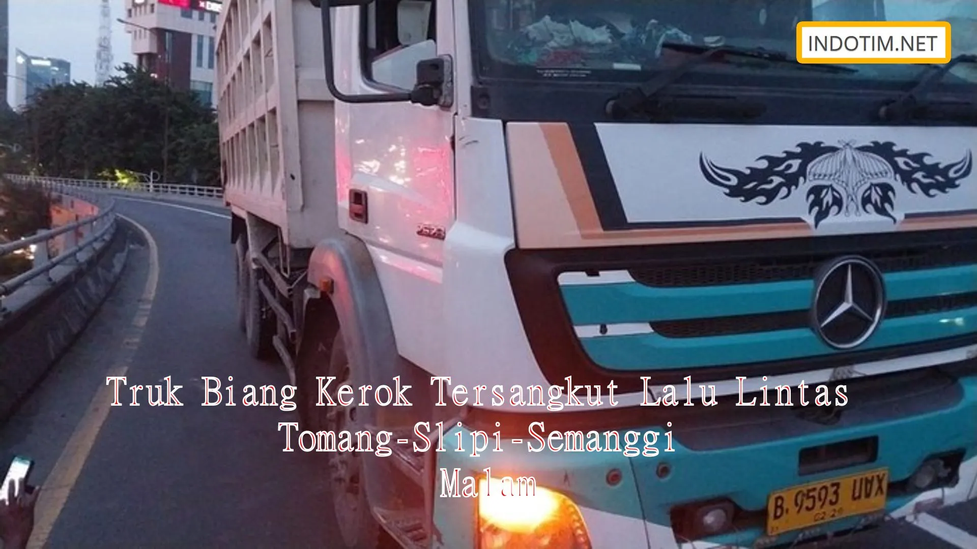 Truk Biang Kerok Tersangkut Lalu Lintas Tomang-Slipi-Semanggi Malam