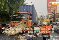 Truk Kontainer Melaju Langsung Tabrak Pembatas Jalan di Bekasi, Lalu Lintas Terhambat