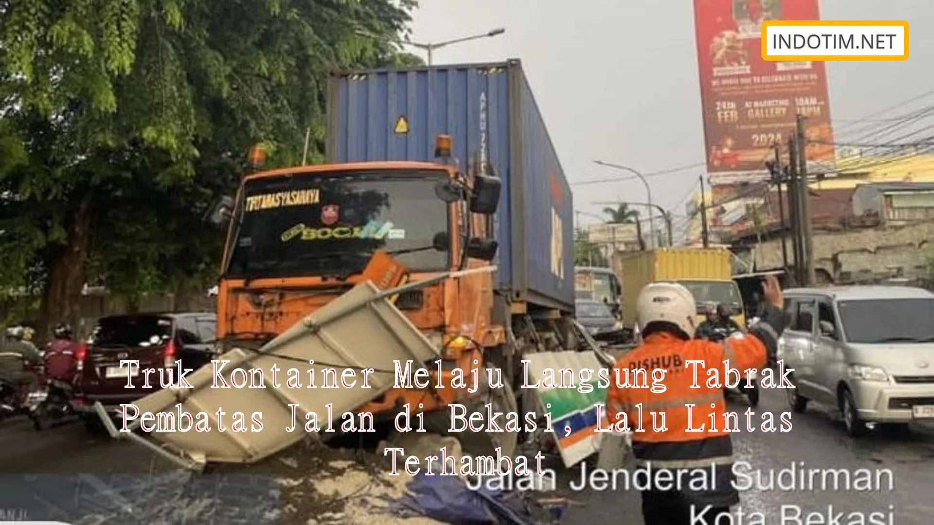 Truk Kontainer Melaju Langsung Tabrak Pembatas Jalan di Bekasi, Lalu Lintas Terhambat