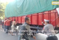 Truk Tronton Tergagap Putar Arah di Simpang Talang Bogor, Lalu Lintas Macet