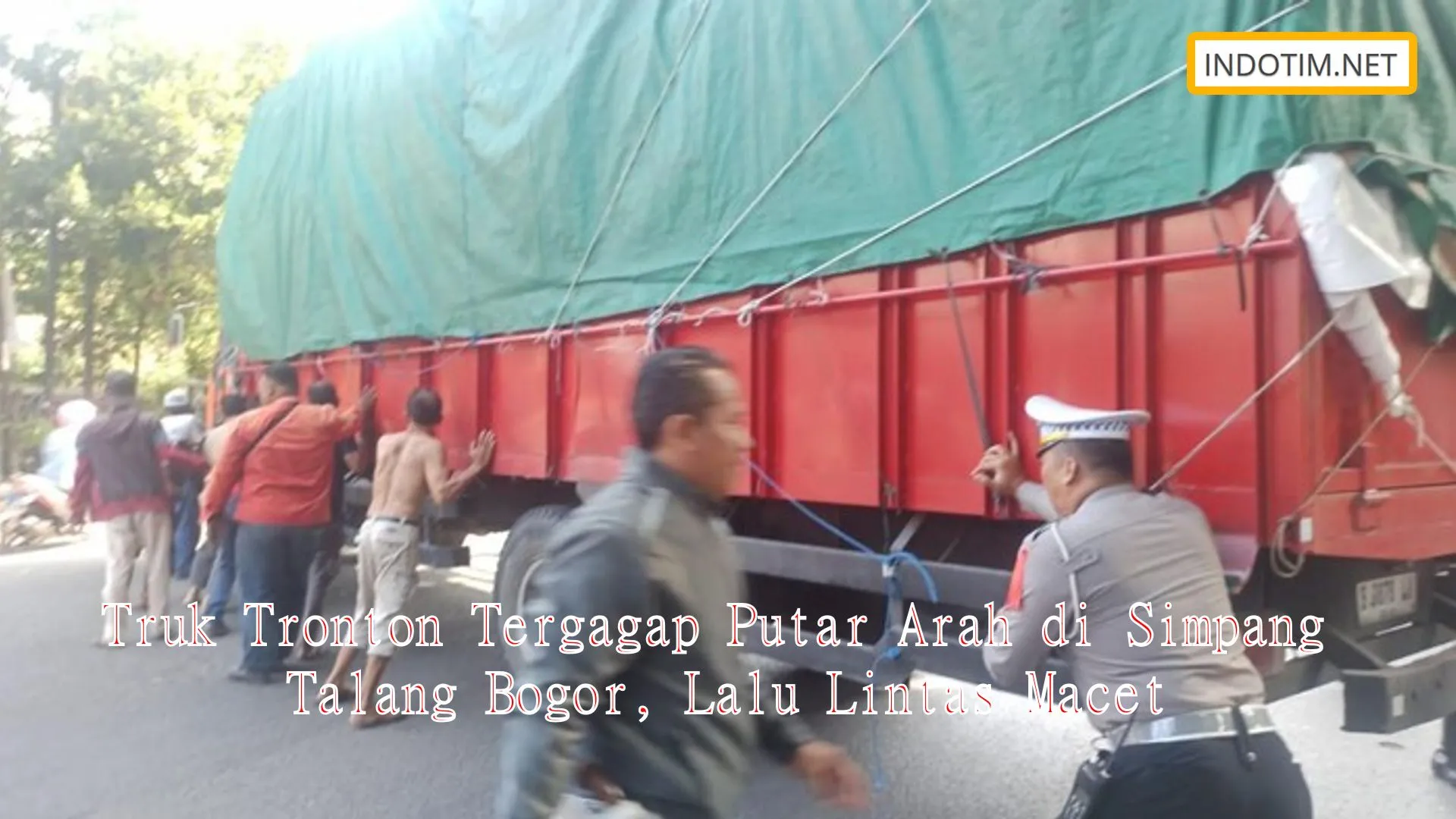 Truk Tronton Tergagap Putar Arah di Simpang Talang Bogor, Lalu Lintas Macet