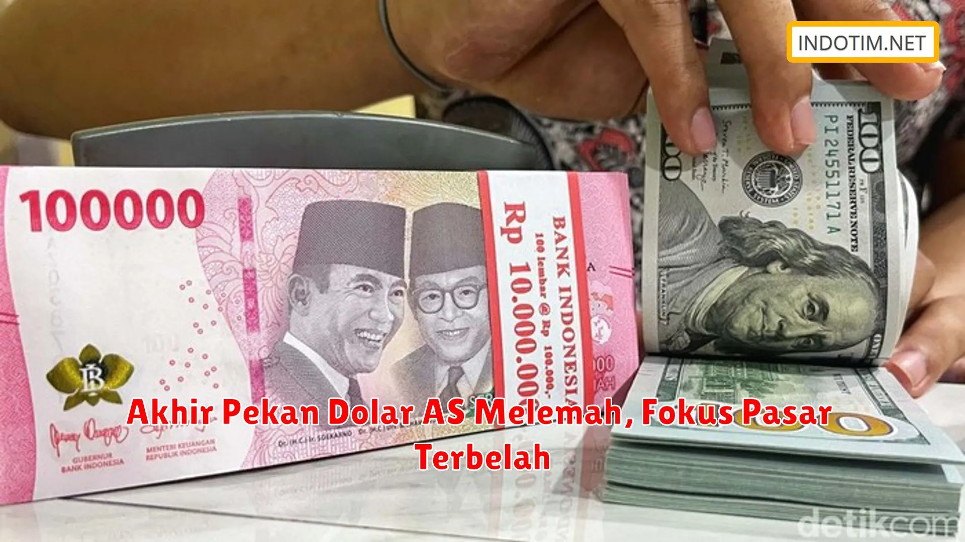 Akhir Pekan Dolar AS Melemah, Fokus Pasar Terbelah