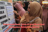 Antusiasme Emak-emak di Aceh Barat Saat Berdesakan Untuk Pasar Murah
