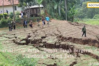 Evakuasi 192 Warga: Dampak Tanah Bergerak di Cigombong Bandung Barat