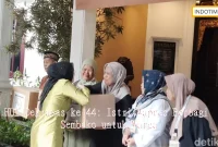 HUT Dekranas ke-44: Istri Wapres Berbagi Sembako untuk Warga