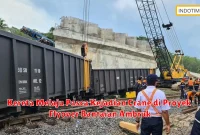 Kereta Melaju Pasca Kejadian Crane di Proyek Flyover Bantaian Ambruk