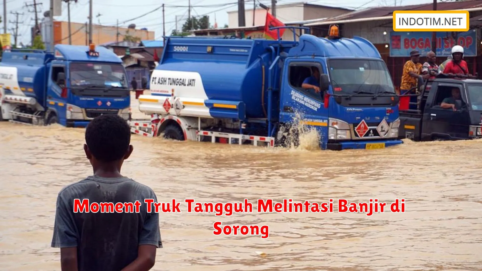 Moment Truk Tangguh Melintasi Banjir di Sorong