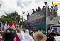 Potret Massa Protes di Depan Gedung DPR Siang Hari Ini