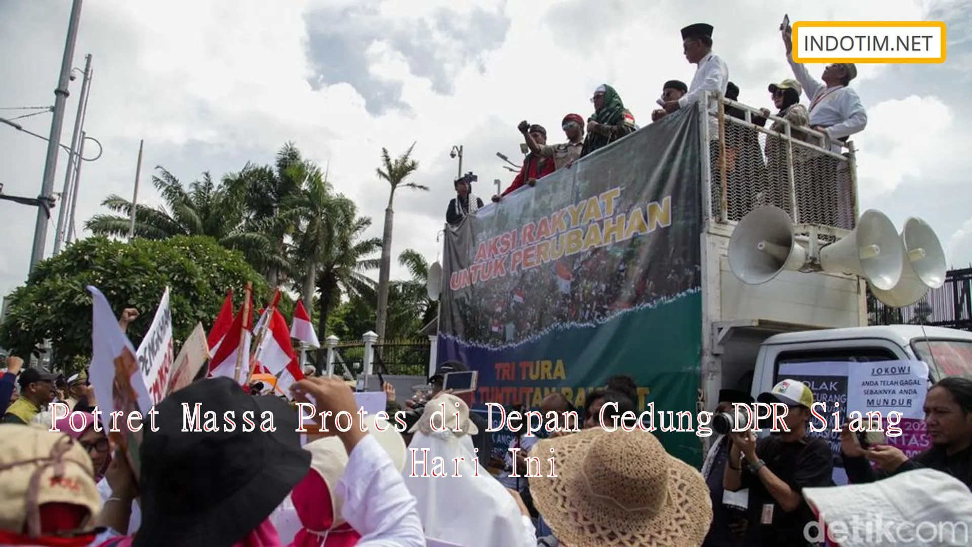 Potret Massa Protes di Depan Gedung DPR Siang Hari Ini