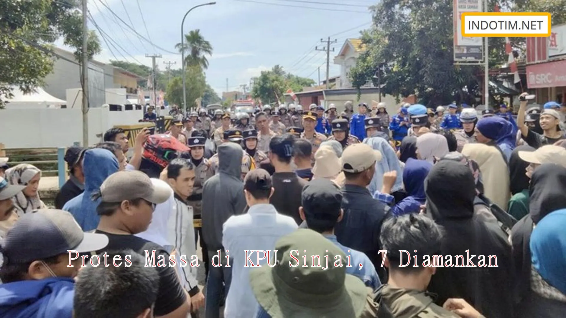 Protes Massa di KPU Sinjai, 7 Diamankan