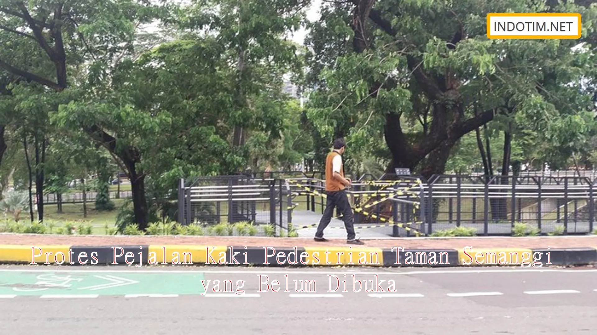 Protes Pejalan Kaki Pedestrian Taman Semanggi yang Belum Dibuka
